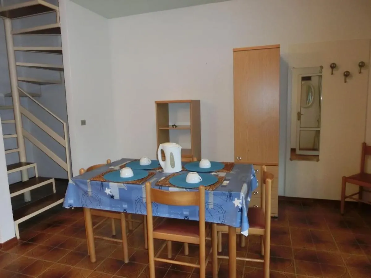Spacious Flat With Fenced Garden And Fireplace Bibione 0*,